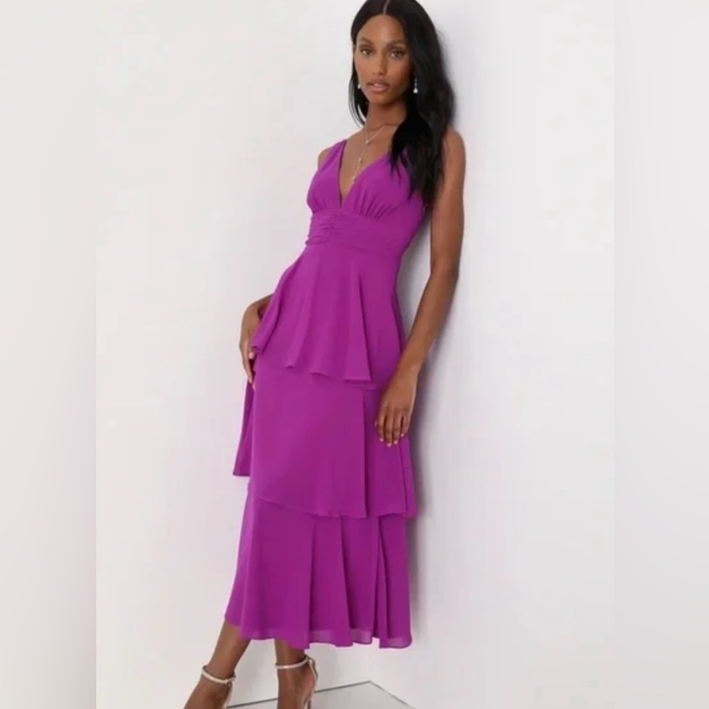 Celebration Time Sleeveless Midi dress
NWT
Lulus